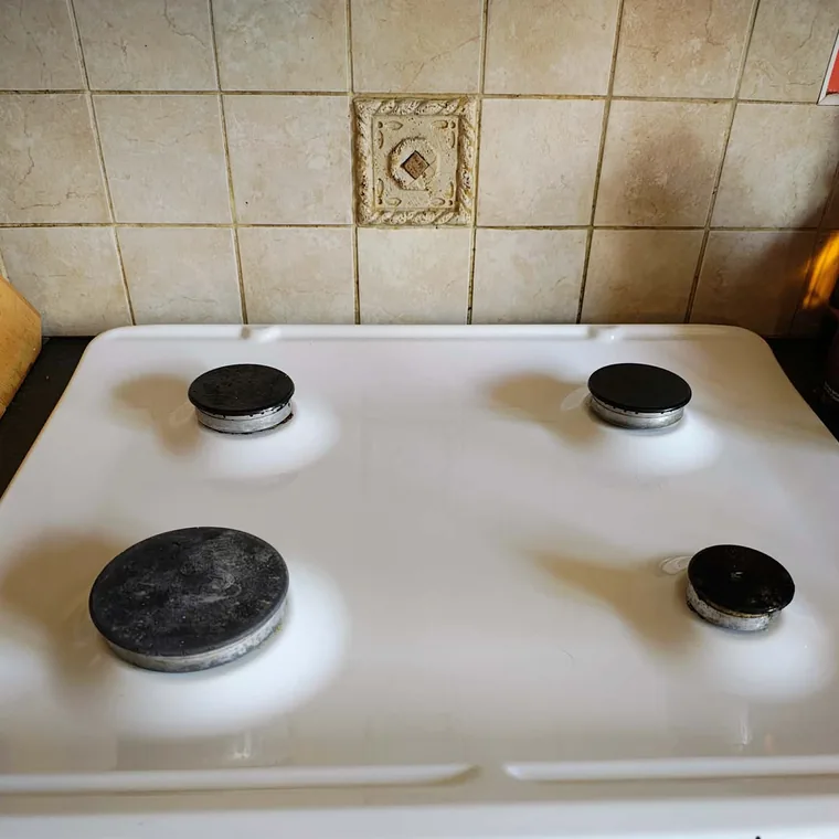 The same hob after cleaning, spotless with the tiles behind it cleaned too